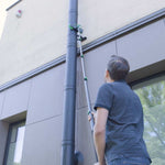 Mit Hammersmith AquaClean Deluxe lassen sich Regenrohre dank Teleskopstange bequem vom Boden aus reinigen.
