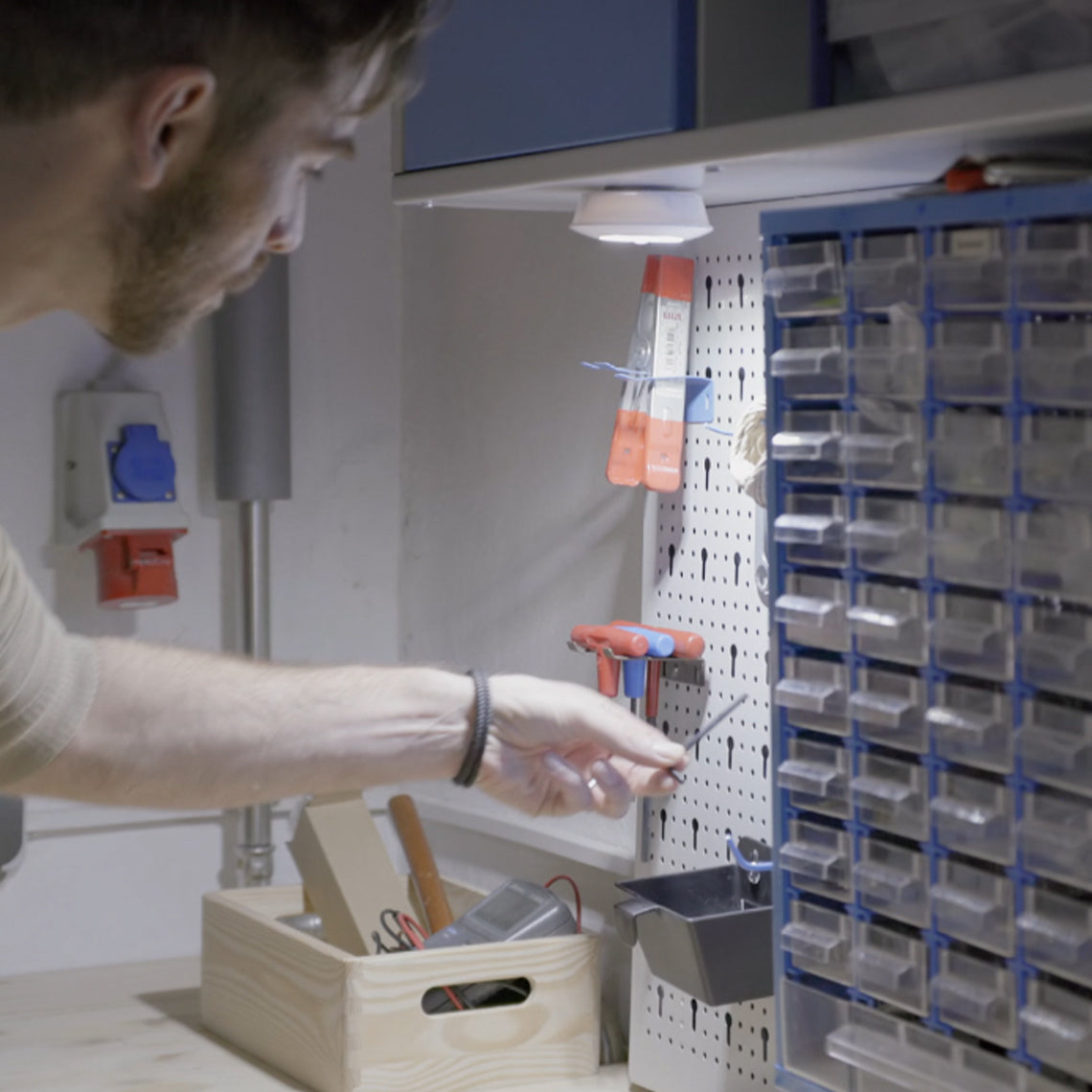 HandyLUX TopBright beleuchtet gezielt Arbeitsbereiche – ideal für Werkbank, Keller oder Hobbyraum.