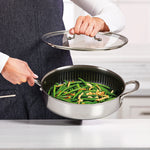 Frische grüne Bohnen mit Nüssen werden in der Livington Titan Pan mit Glasdeckel schonend gegart – für aromatischen Genuss.