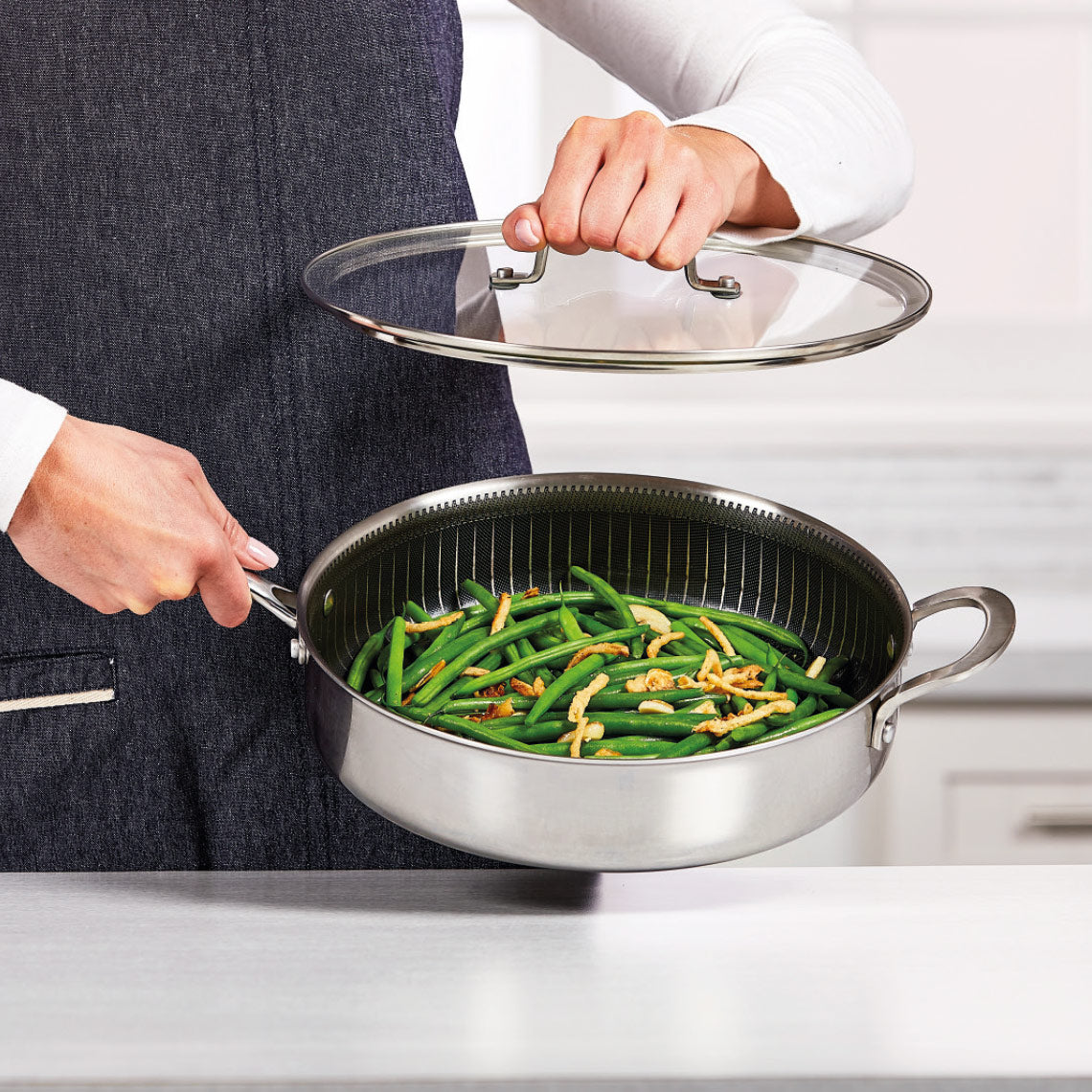 Frische grüne Bohnen mit Nüssen werden in der Livington Titan Pan mit Glasdeckel schonend gegart – für aromatischen Genuss.