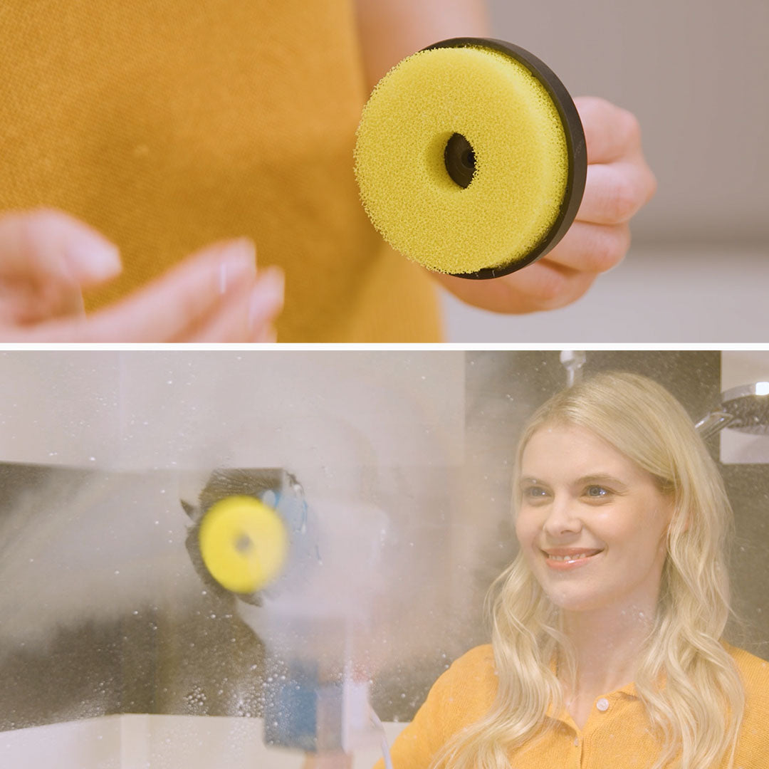 Frau verwendet den Livington SteamBuddy mit Schwamm-Aufsatz, um eine Glasduschwand gründlich zu reinigen