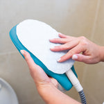 Ein Reinigungstuch wird auf den Aufsatz des Livington SteamTouch Dampf-Handreinigers gelegt.
