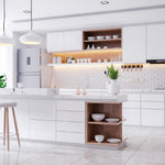 Livington Window Buddy reinigt streifenfrei ein großes Fenster in einer modernen, hellen Küche.