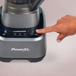 Hand wählt die Programme am Touchdisplay des PowerXL SensiMax Blenders