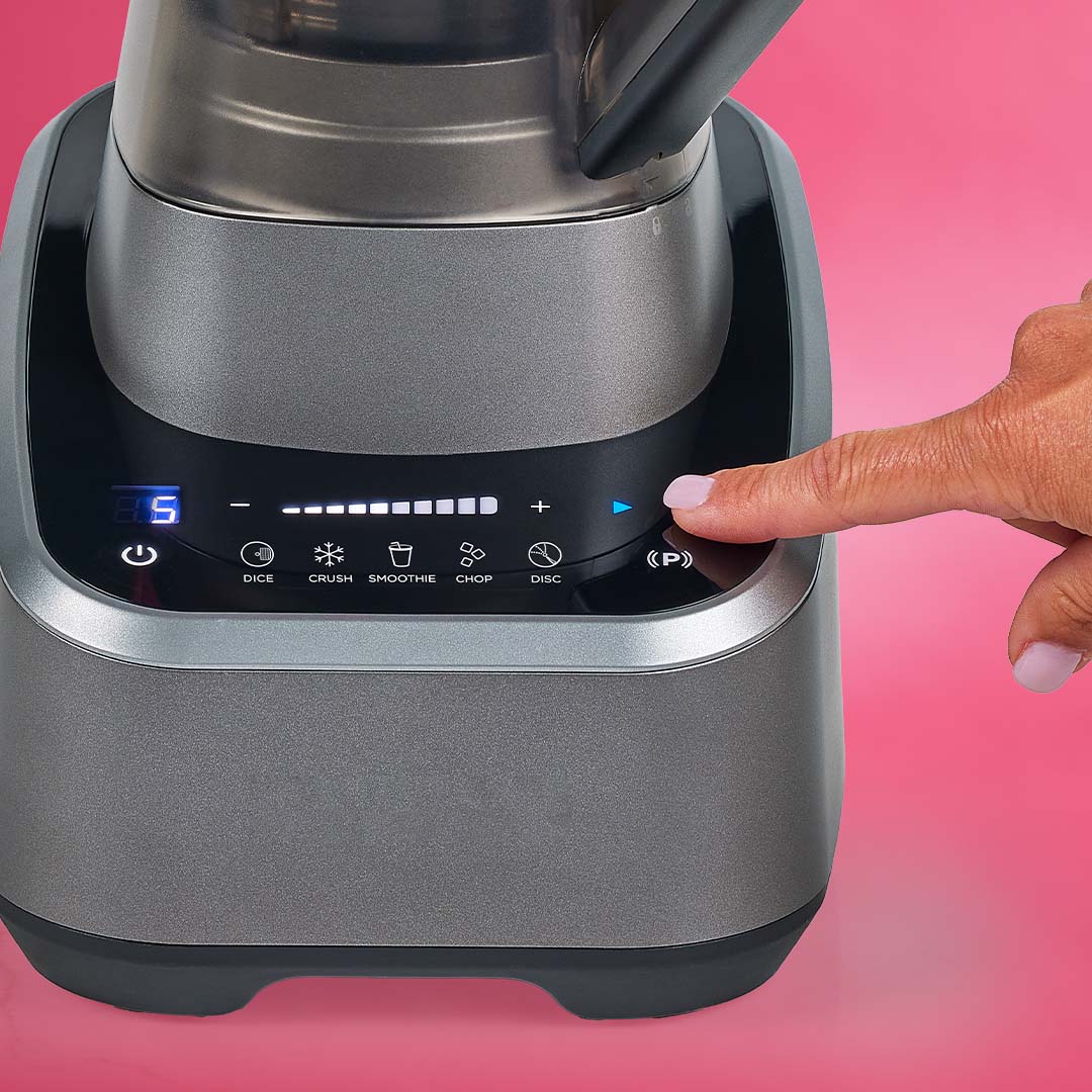 Hand drückt die Starttaste am PowerXL SenseMax mit LED-Display und wählbaren Programmen.