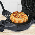 Frisch gebackene Waffel wird aus dem PowerXL Waffle Star gehoben – goldbraun und perfekt geformt.