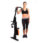Frau steht neben zusammengeklapptem Total Crunch – platzsparend und ideal für das Heimtraining.