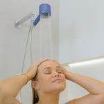 Frau duscht mit innovativem Duschaufsatz – gleichmäßiger Wasserstrahl für entspannendes und hautschonendes Duscherlebnis.