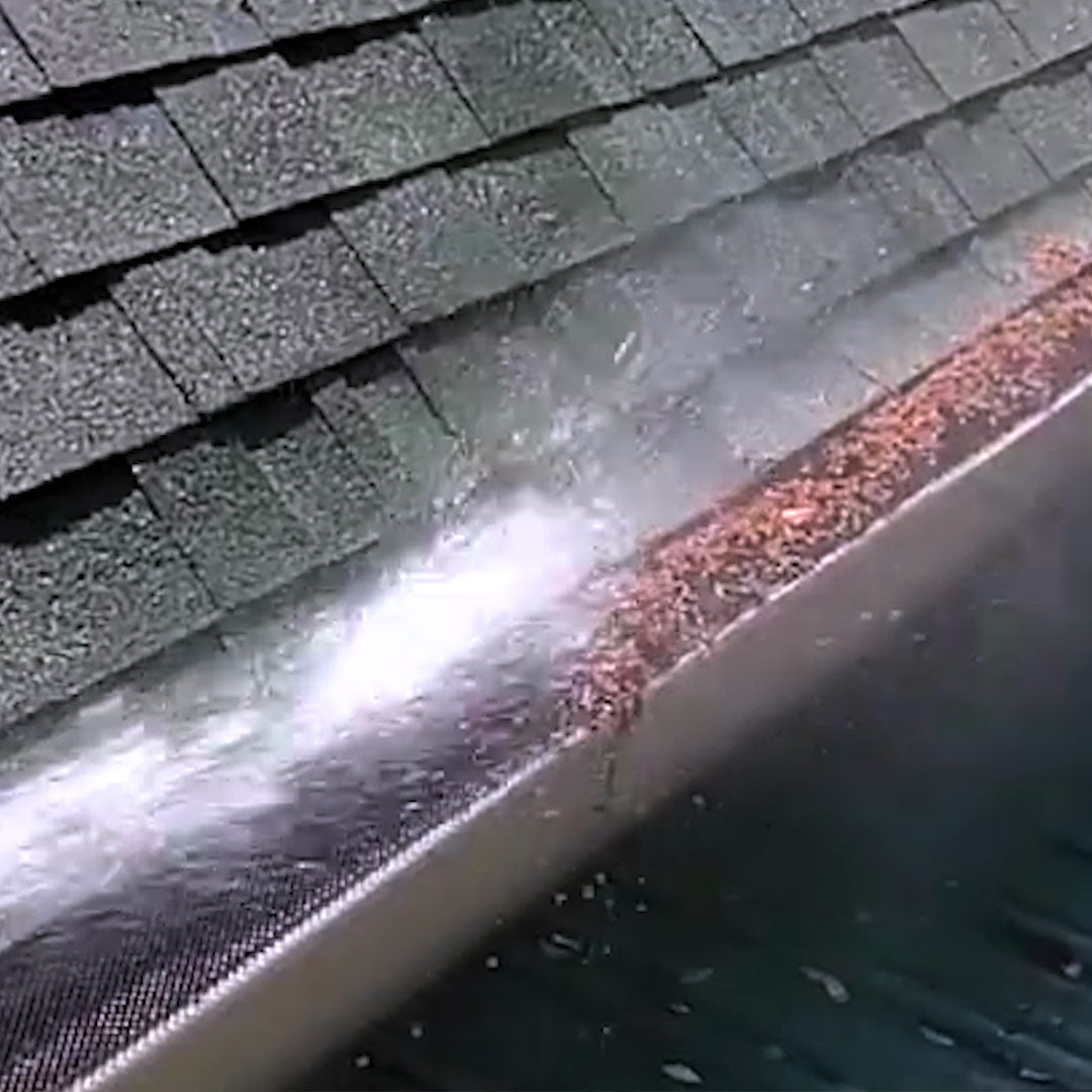 Hammersmith HydroBlast reinigt Laub aus der Regenrinne mit starkem Wasserstrahl.