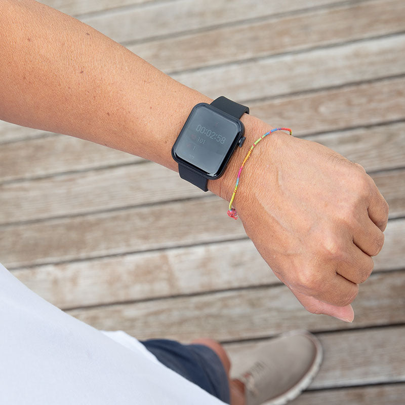 Person trägt den Kendox LifeTracker am Handgelenk, das Display zeigt einen aktiven Timer beim Gehen im Freien.