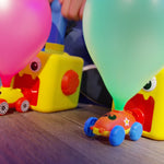 Balloon Zoom: Spielautos werden durch Luftballons angetrieben und sind startklar.