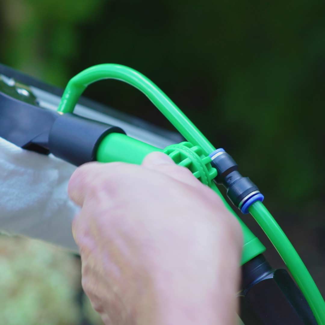 Der Schlauch des Hammersmith AquaClean Deluxe wird sicher am Stiel befestigt.