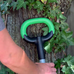 Der ergonomische Griff der Hammersmith Rayzor Shovel wird vor einem Baum mit Efeu gehalten.