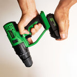 Akku wird in das Hammersmith Multitool eingesetzt – kabellose Power mit 18 V für flexibles Arbeiten überall.