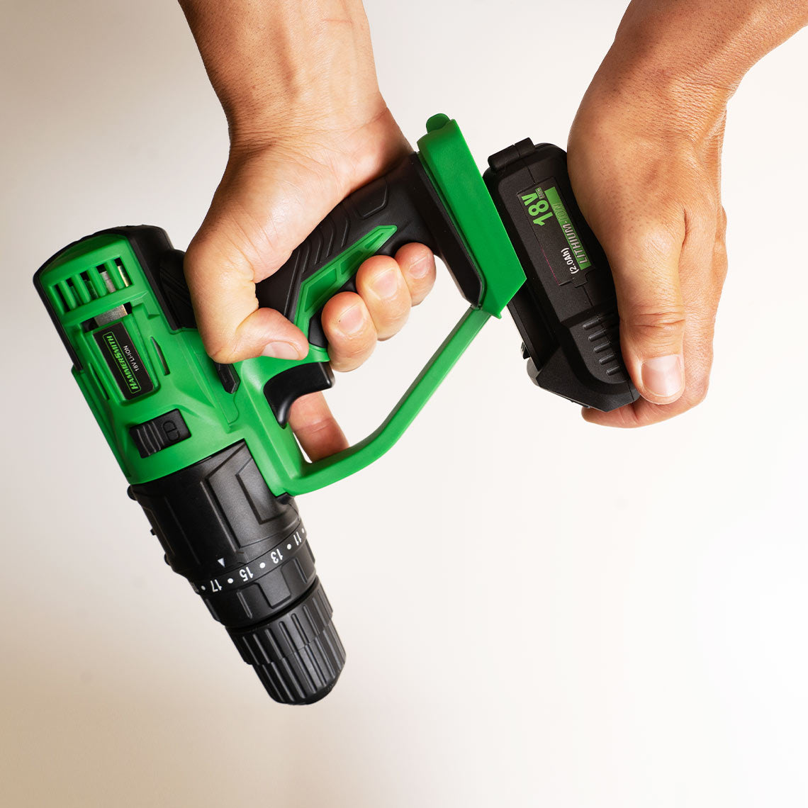 Akku wird in das Hammersmith Multitool eingesetzt – kabellose Power mit 18 V für flexibles Arbeiten überall.