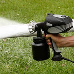 Ein Rohr im Gras wird mit weißer Farbe besprüht, verwendet wird der Hammersmith PaintBlast.