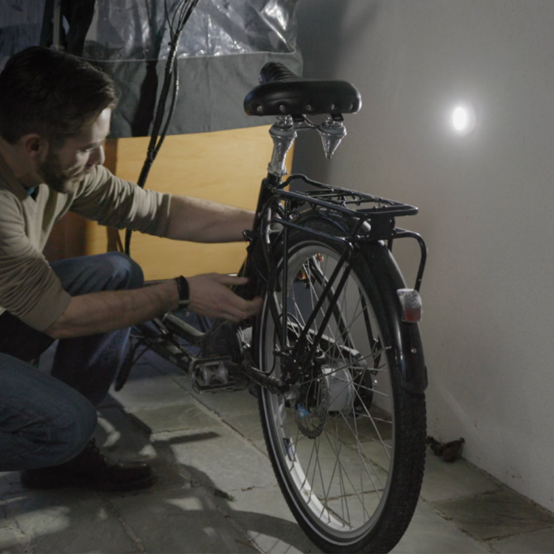 HandyLUX TopBright sorgt für punktuelle Beleuchtung bei Reparaturen, z. B. am Fahrrad im dunklen Keller.