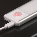 HandyLux Slim Bright – LED-Leuchte mit Bewegungssensor wird per Kabel wiederaufgeladen.