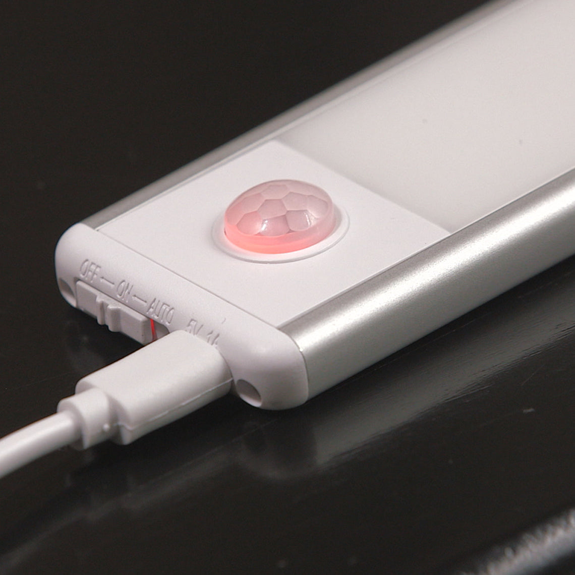 HandyLux Slim Bright – LED-Leuchte mit Bewegungssensor wird per Kabel wiederaufgeladen.