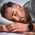 Ein Mann schläft mit dem Kendox LifeTracker am Handgelenk, der die Schlafdauer auf dem Display anzeigt.
