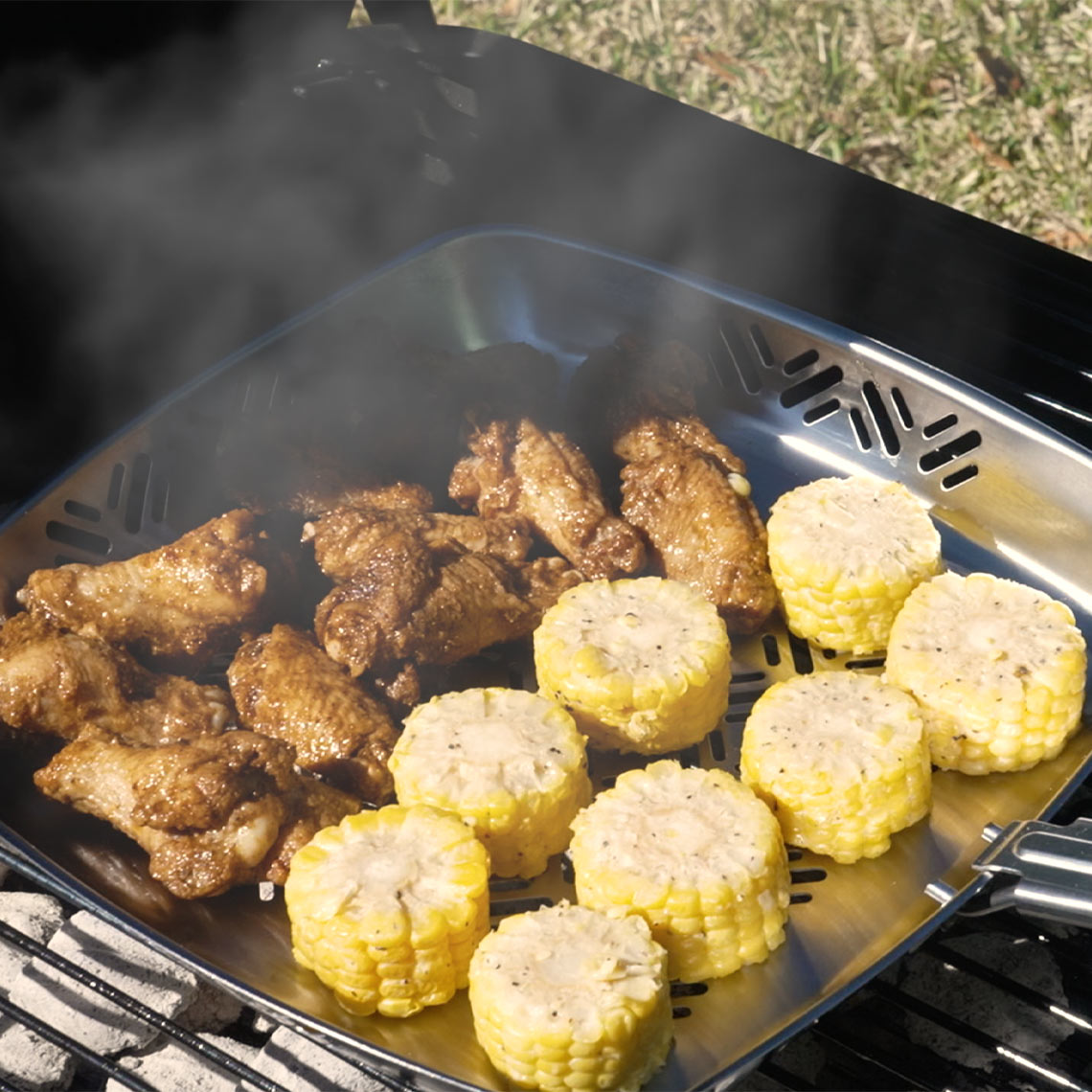 Mais und Hähnchen in hoher Grillpfanne