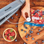 PowerXL Duo NutriSealer vakuumiert Beeren in Zipperbeuteln über den praktischen Schlauchanschluss.