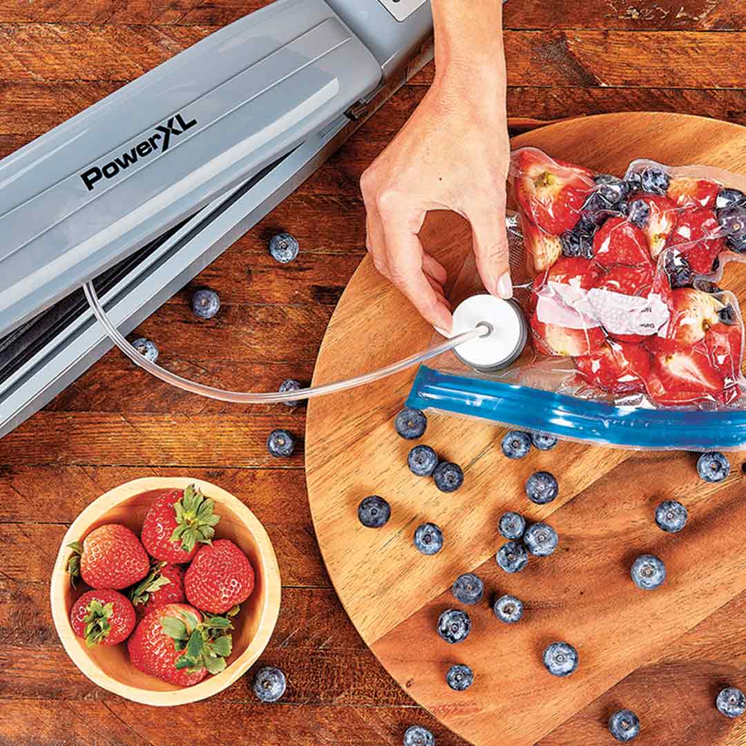 PowerXL Duo NutriSealer vakuumiert Beeren in Zipperbeuteln über den praktischen Schlauchanschluss.