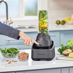 PowerXL SensiMax mit Einzelportionen-Mixaufsatz, daneben frische Zutaten