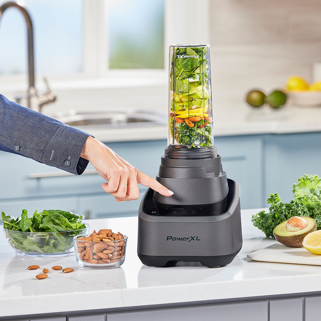 PowerXL SensiMax mit Einzelportionen-Mixaufsatz, daneben frische Zutaten