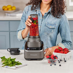Frau bereitet im PowerXL SenseMax einen Beeren-Smoothie zu