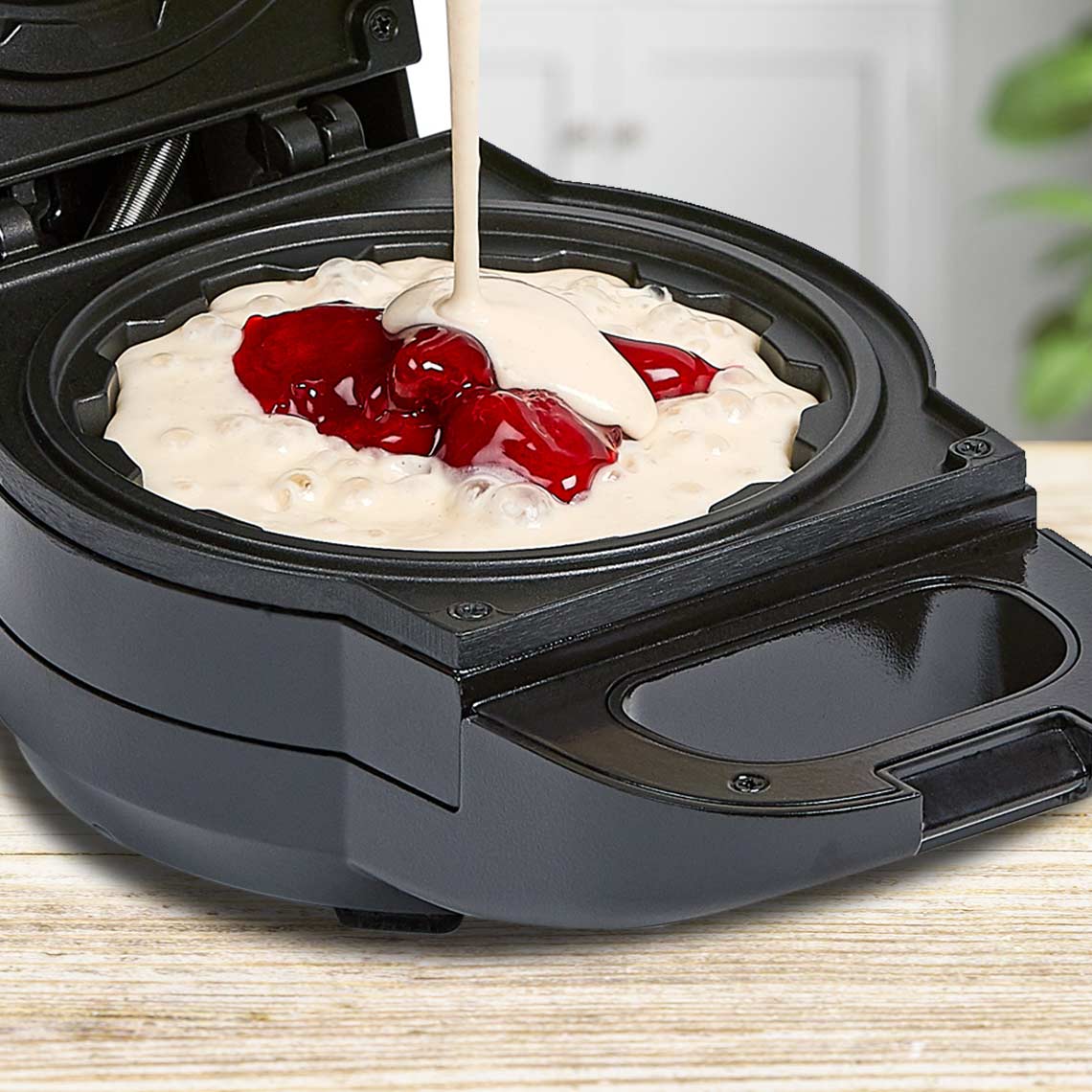 Teig mit Kirschfüllung wird direkt in den PowerXL Waffle Star eingefüllt – für frische, gefüllte Waffeln.