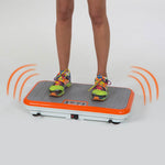 Person steht auf der VibroShaper Deluxe Vibrationsplatte, die in Betrieb ist.