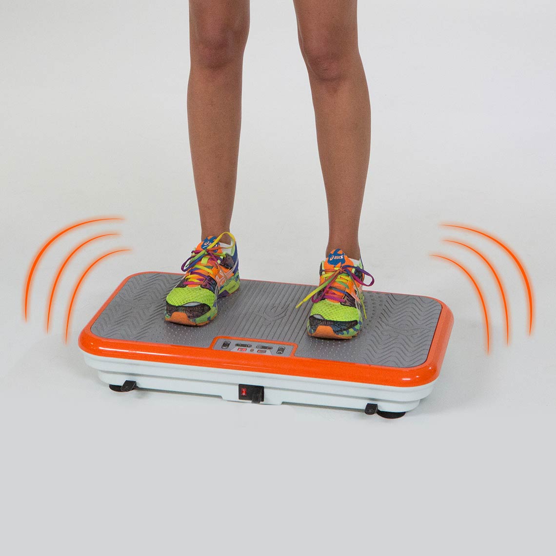 Person steht auf der VibroShaper Deluxe Vibrationsplatte, die in Betrieb ist.