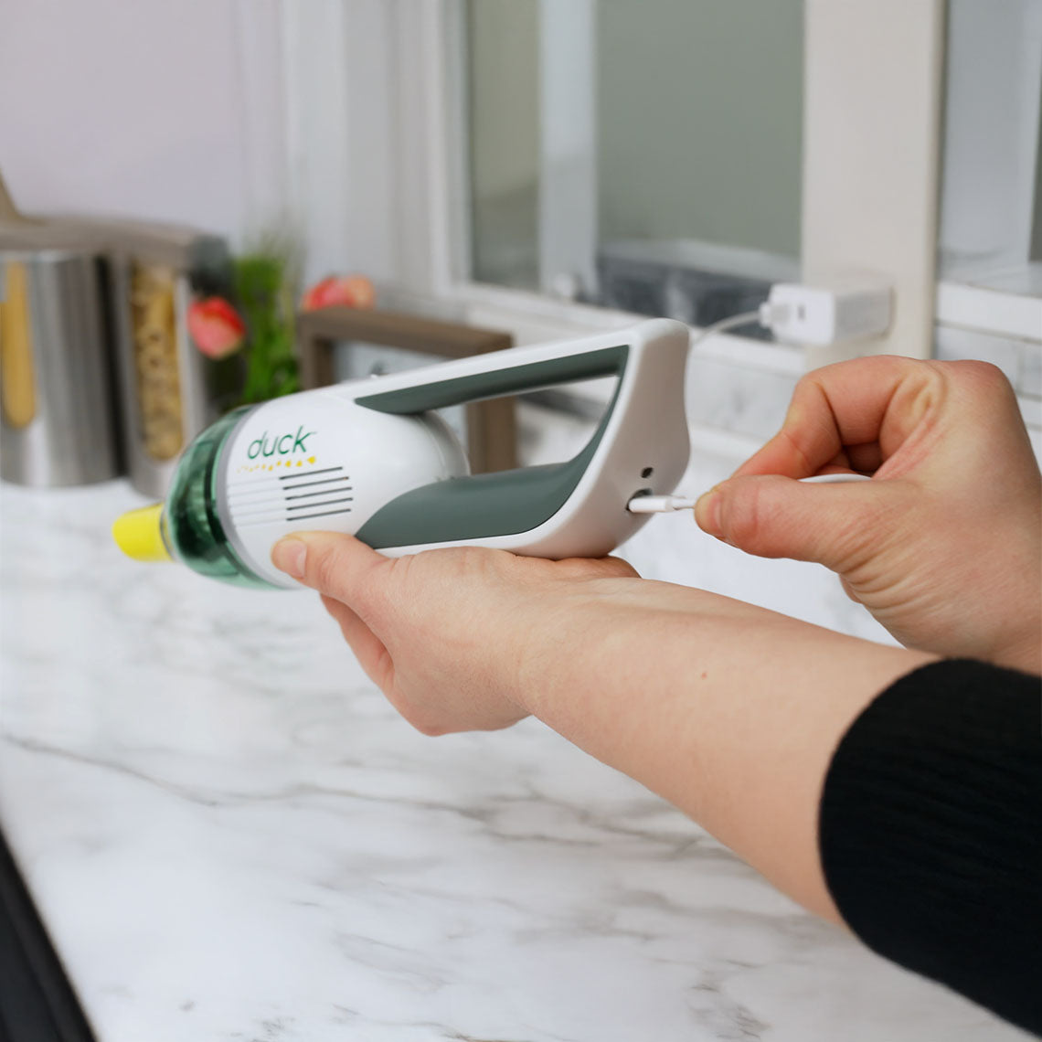 Horsepower Duck wird über ein Ladekabel aufgeladen – einfach und bequem per Hand.