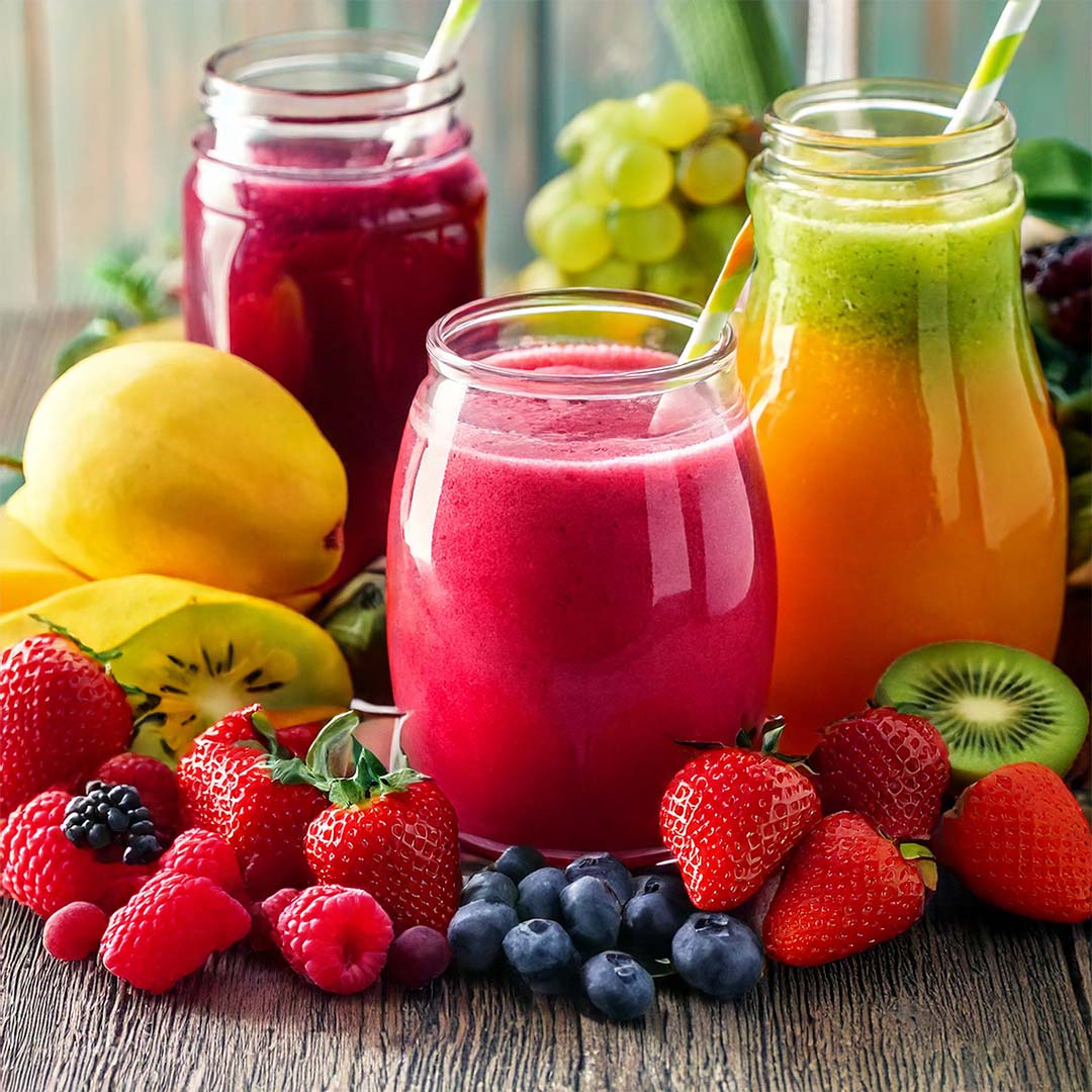 Frische Smoothies aus verschiedenen Früchten in Gläsern