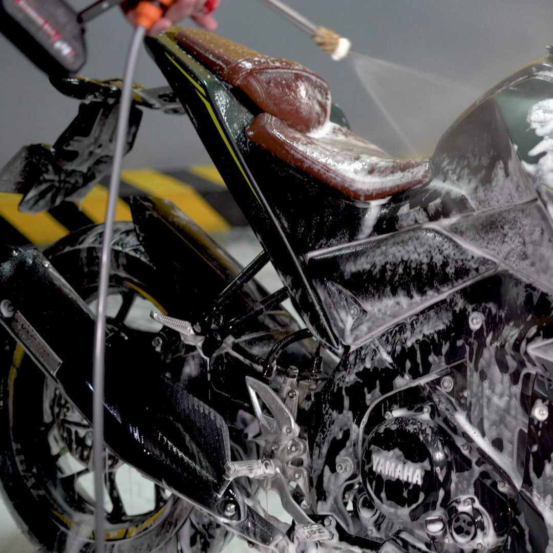 Mit Hammersmith HydroBlast wird ein Motorrad gründlich mit Schaum und Wasser gereinigt.
