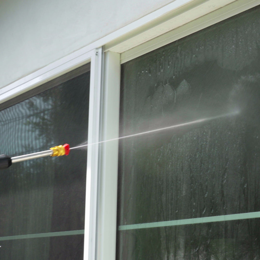 Fensterscheibe wird mit Hammersmith JetHawk und roter Düse kraftvoll gereinigt.
