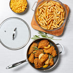 Frittierte Hähnchenteile, Pommes und Pasta mit der Livington Titan Pan zubereitet – für knusprige und vielseitige Küche.