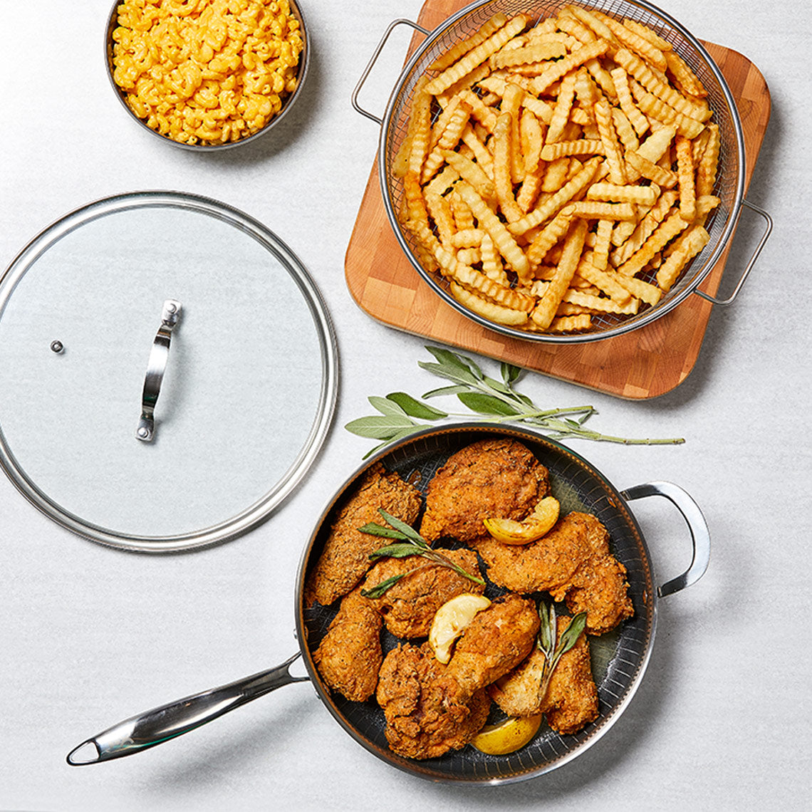 Frittierte Hähnchenteile, Pommes und Pasta mit der Livington Titan Pan zubereitet – für knusprige und vielseitige Küche.