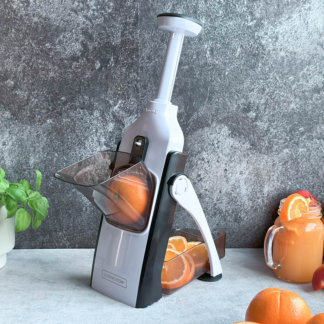 Der Livington TurboCut wird zum Schneiden von Orangen verwendet – ideal zur schnellen Zubereitung von Fruchtscheiben.