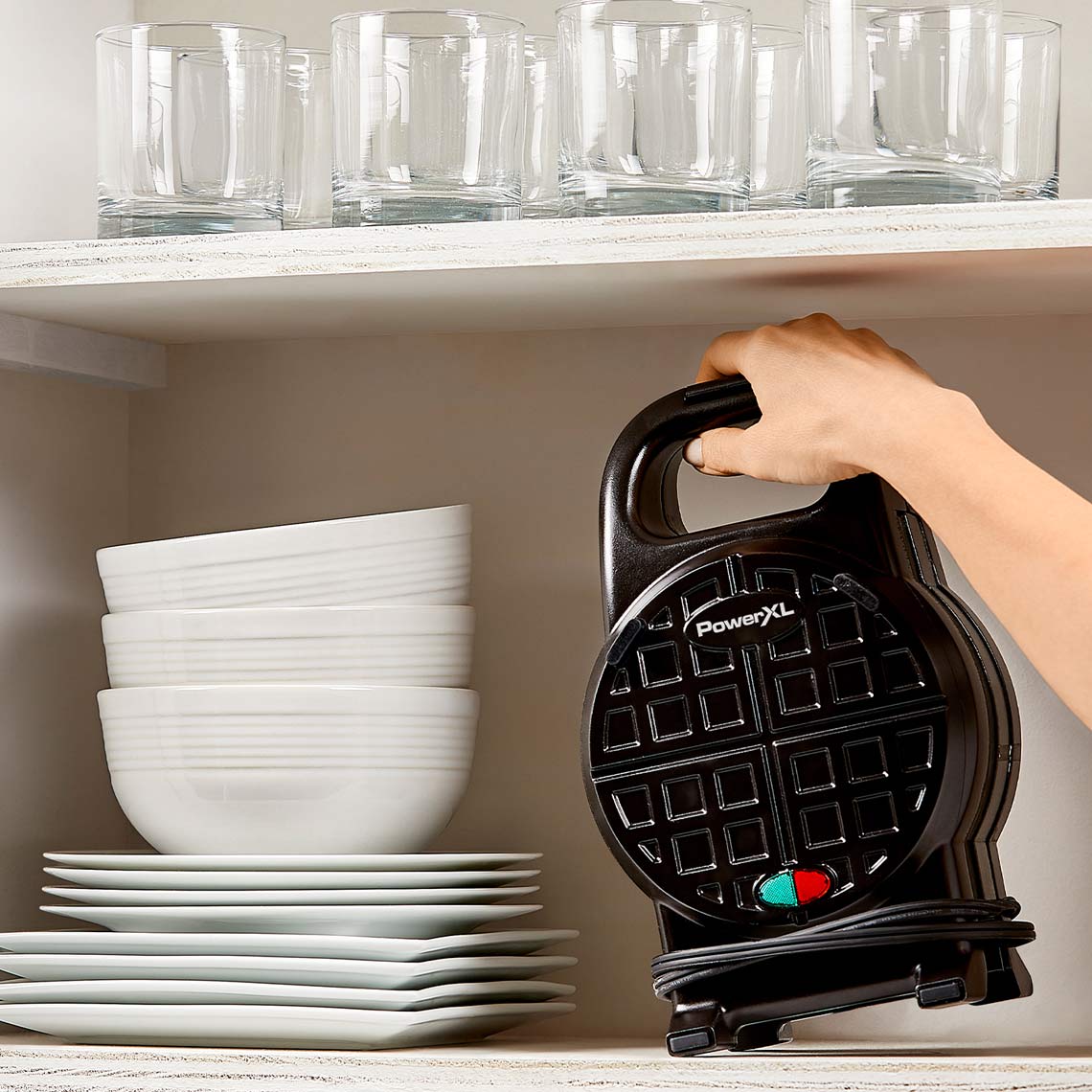 PowerXL Waffle Star wird platzsparend stehend im Küchenschrank verstaut.