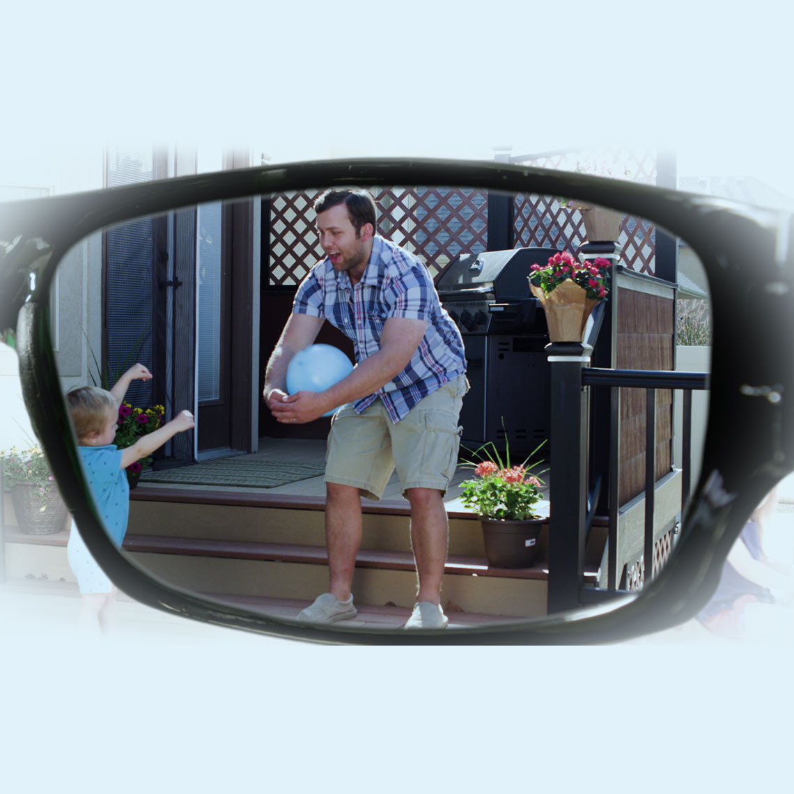 HD Polar View sorgt für klare Sicht auf Terrasse und Garten – Kontraste und Farben wirken intensiver.