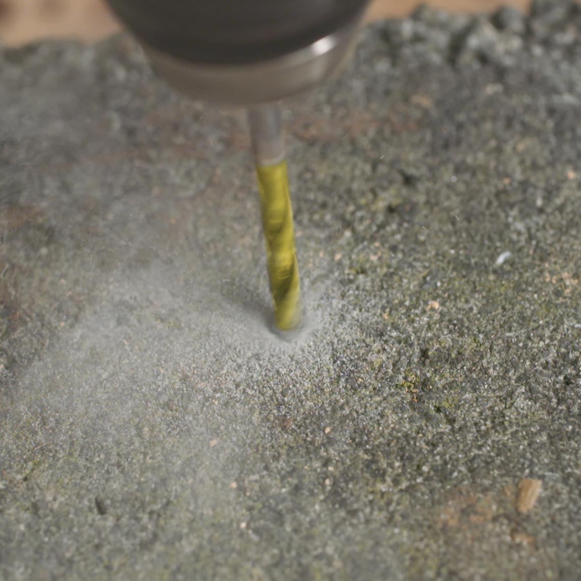 Hammersmith Drill Bit Pro bohrt kraftvoll in rauen Steinuntergrund.