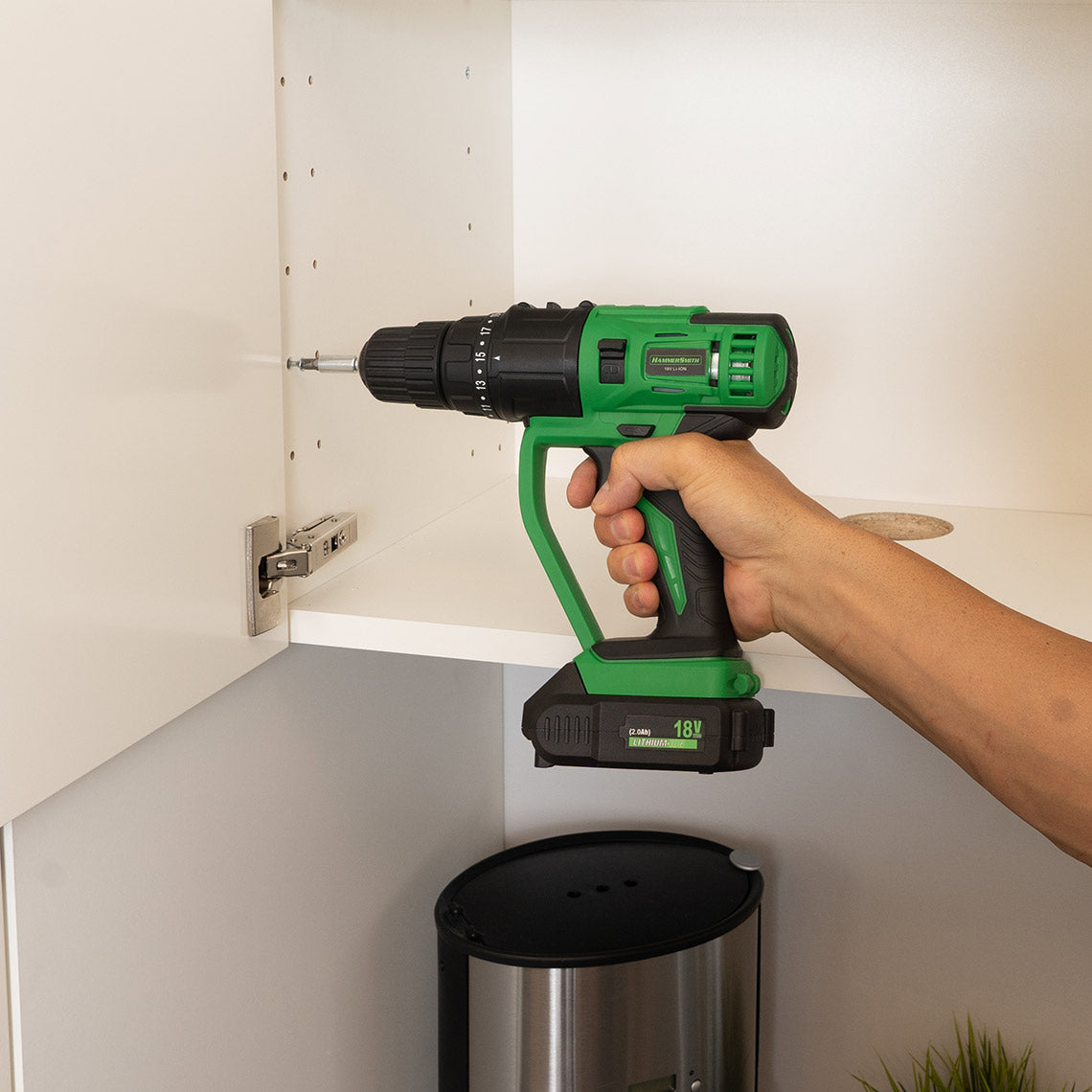 Das Hammersmith Multitool beim Montieren eines Schranks – kabellos und präzise für Möbel- und Innenausbau.