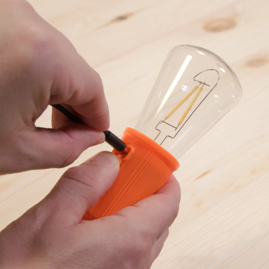 LED-Leuchte wird über USB-Kabel aufgeladen
