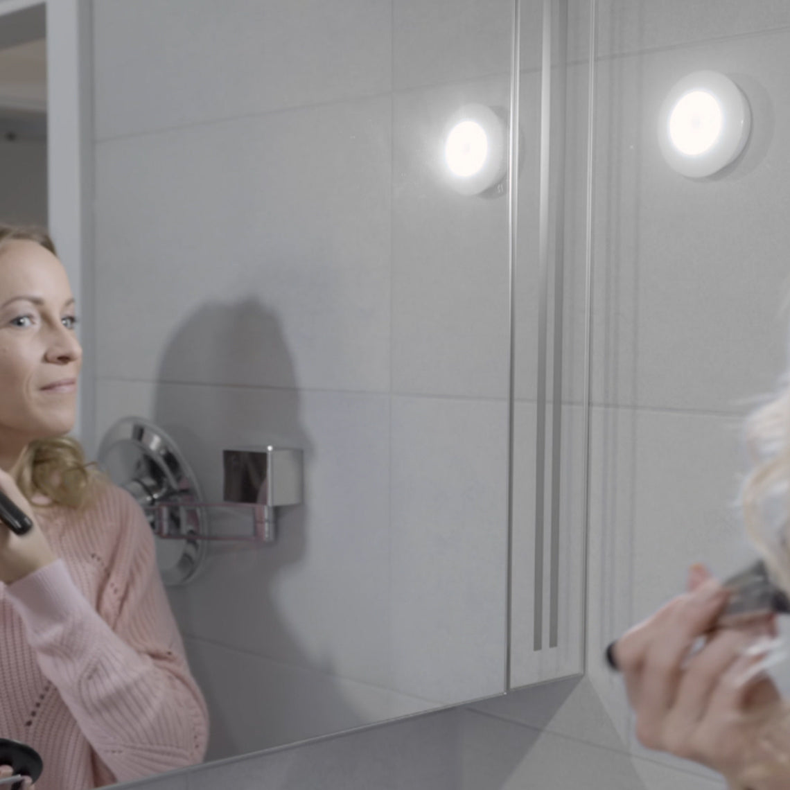 HandyLUX TopBright sorgt für helles Licht am Spiegel – ideal zum Schminken oder Rasieren.