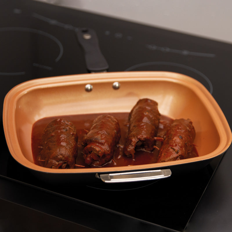 Rinderrouladen werden in der Livington Black Doubletta auf einem Induktionskochfeld in Sauce gegart.