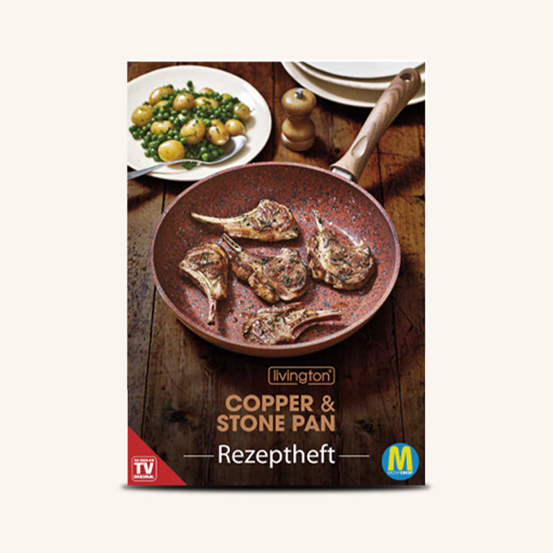Titelbild eines Rezepthefts mit der Copper and Stone Pan, darin Lammkoteletts; im Hintergrund Teller mit Beilage.
