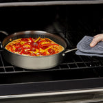 Die Livington Titan Pan wird zum Überbacken direkt in den Ofen geschoben – ideal für ofenfeste und vielseitige Gerichte.