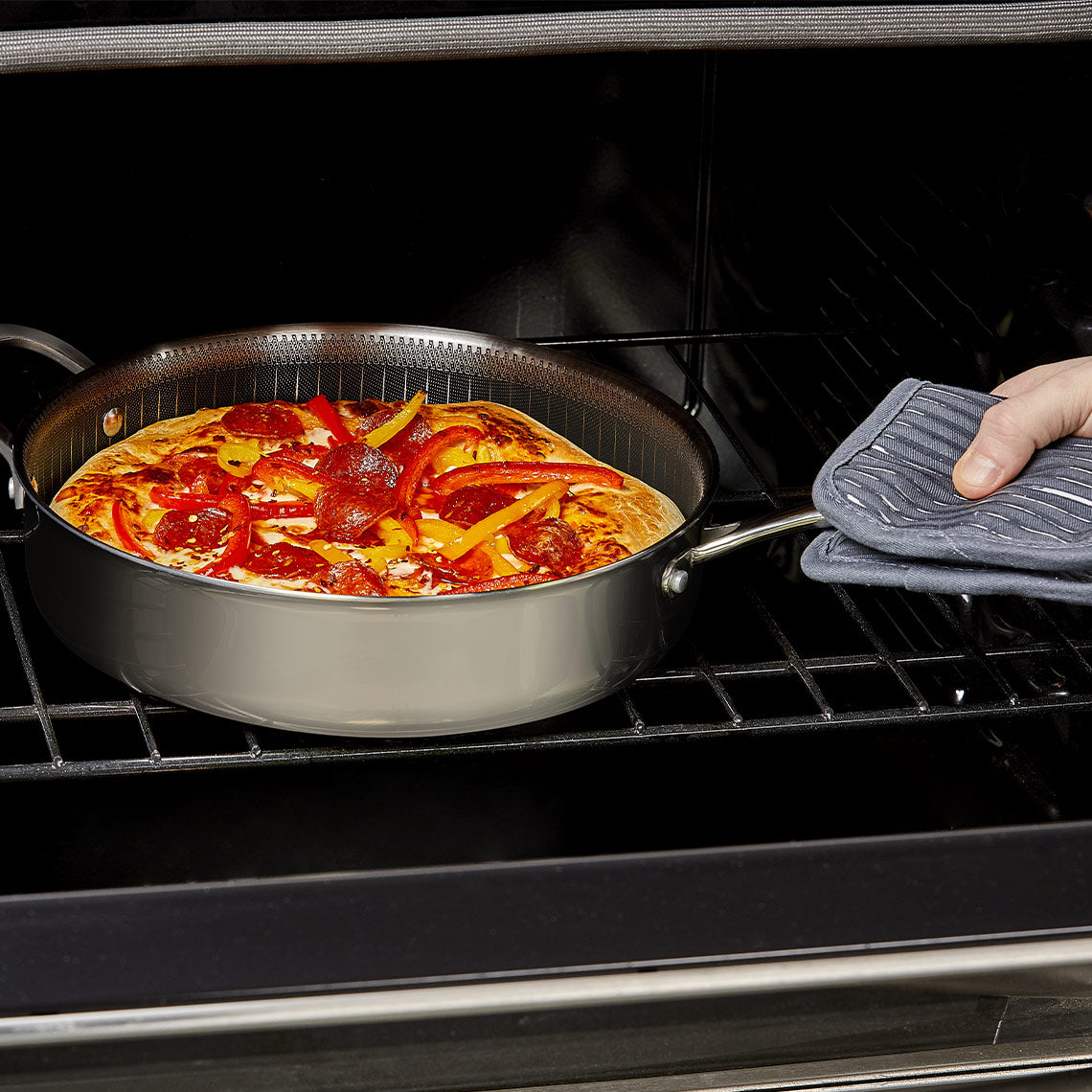 Die Livington Titan Pan wird zum Überbacken direkt in den Ofen geschoben – ideal für ofenfeste und vielseitige Gerichte.